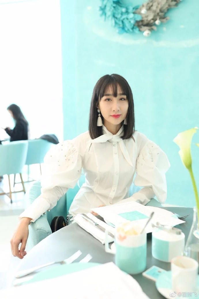 雷佳音带妻子逛超市很强势,翟煦飞小鸟依人乖乖跟随,夫妻超恩爱