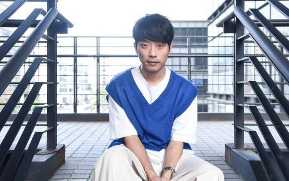 38岁"情歌王子"沦落卖唱?昔日顶流小生,从风靡全国沦落跑商演|微笑pas