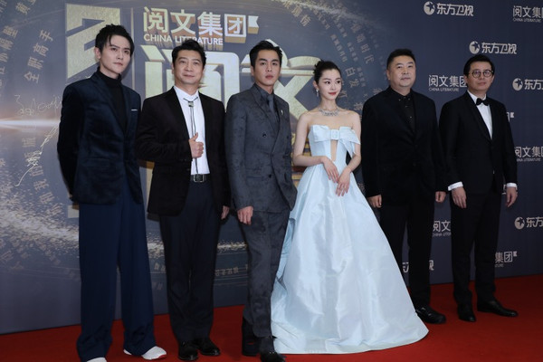 细腰太抢镜庆余年剧组合影宋轶气场强穿镂空裙瘦成纸片人