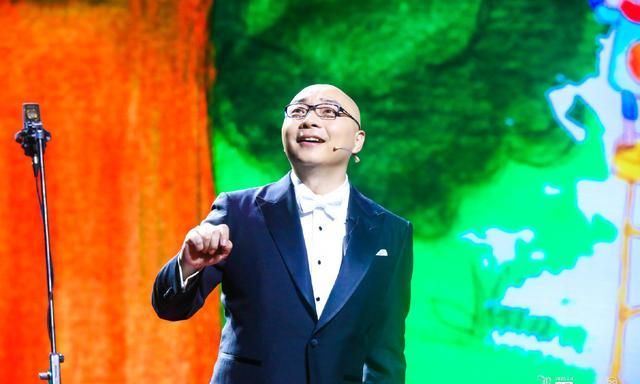 主持人光头王凯颠覆形象戴假发