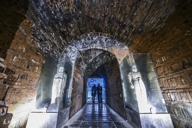 1945年9月,一伙盗墓贼打开了景陵地宫,将里面陪葬的珍宝全部盗走,还把