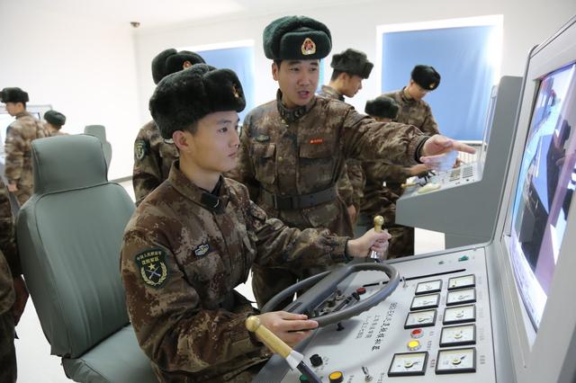 分别是军官,士官,义务兵,其中士官分为管理型和技术型