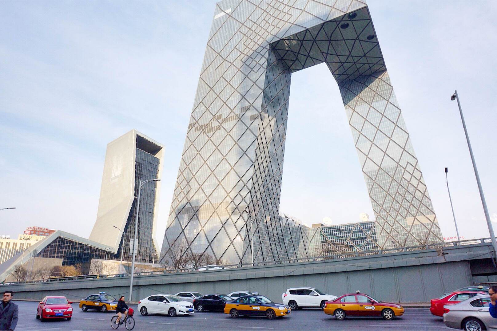 直到2004年,他设计了cctv央视大裤衩子楼后,他的名声,才到了人尽皆知