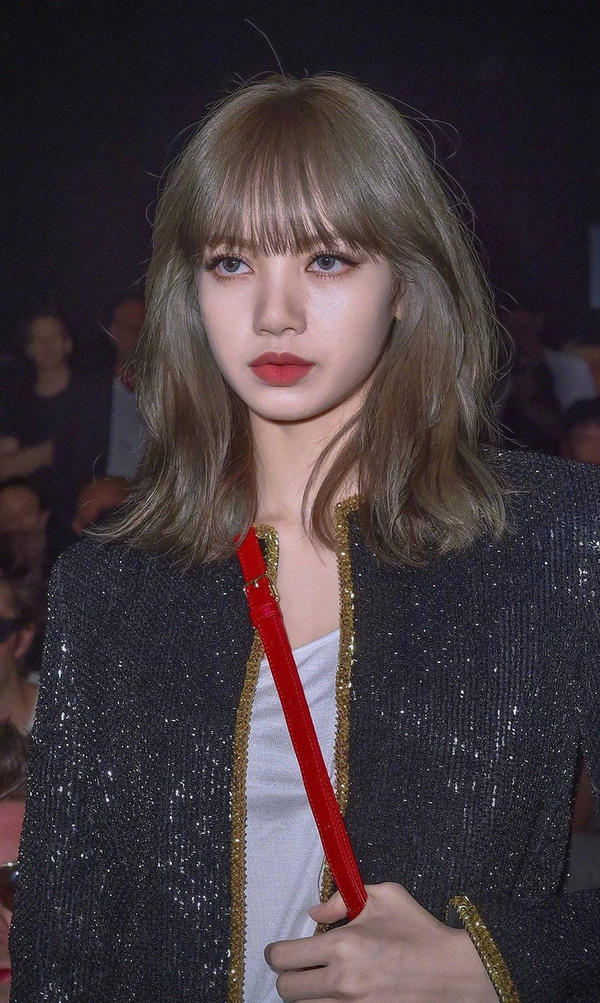 人间芭比lisa会穿直刘海美成洋娃娃离开韩国滤镜现真实颜值