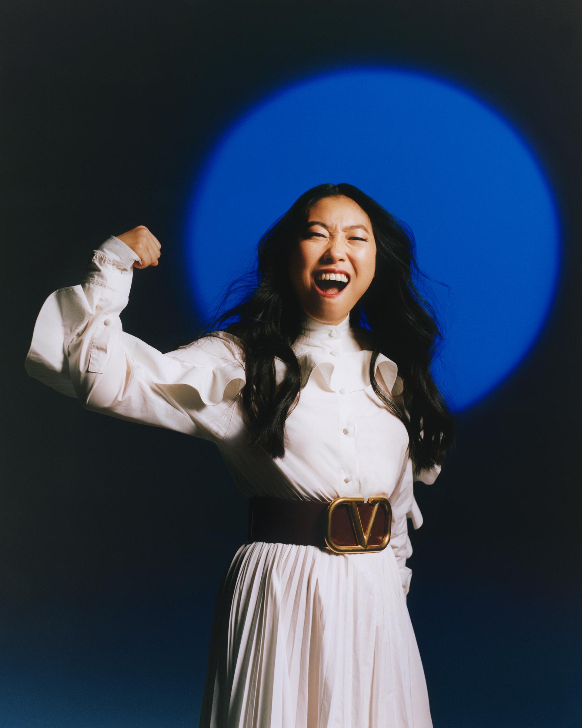 首位亚裔摘金球电影最佳女主角奥卡菲娜