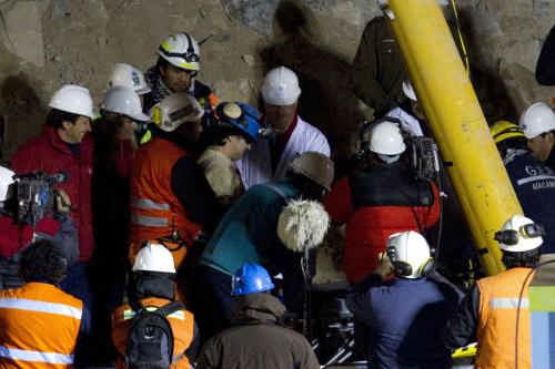 智利圣何塞铜矿曾发生矿难经两个多月的急救33名矿工全部脱险