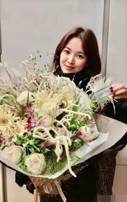 宋慧乔离婚后过的很不错,好友玉珠铉曝光她穿红裙吃鸡腿的新照