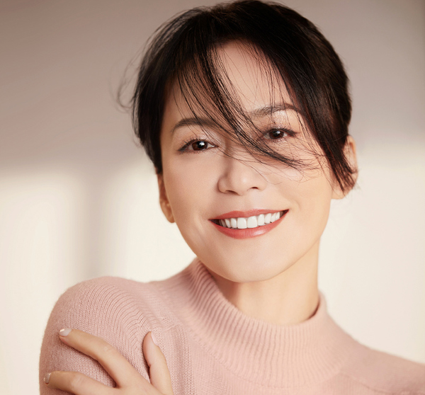 气质如鸿49岁俞飞鸿皮肤白皙超温柔床单裹头尽显反差萌