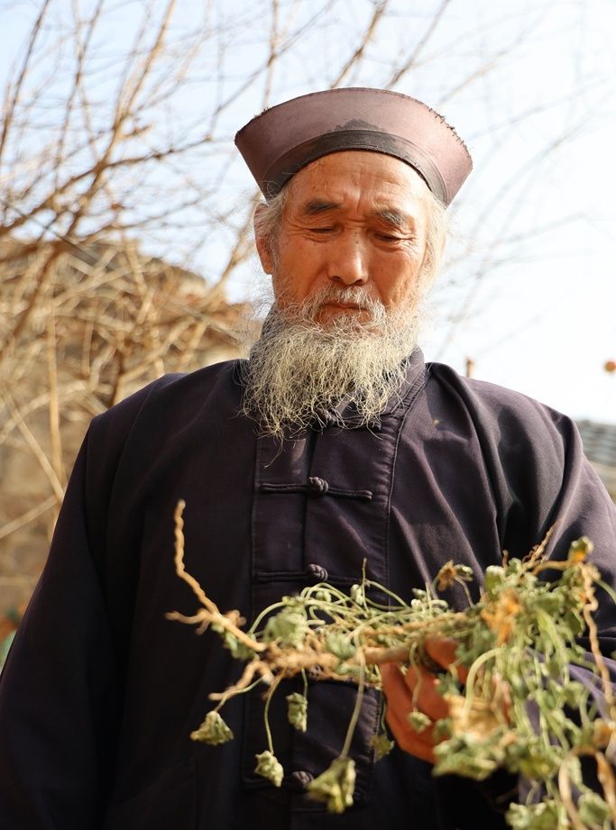 我,70岁,是名道士,下山19年,生活靠化缘,虽苦却也快乐着