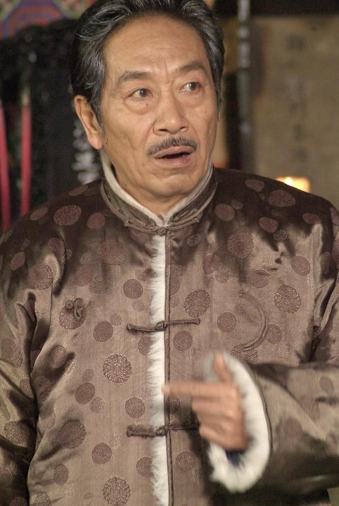 他是国家一级演员,73岁高龄仍在拍戏,二婚娶了比自己小37岁娇妻