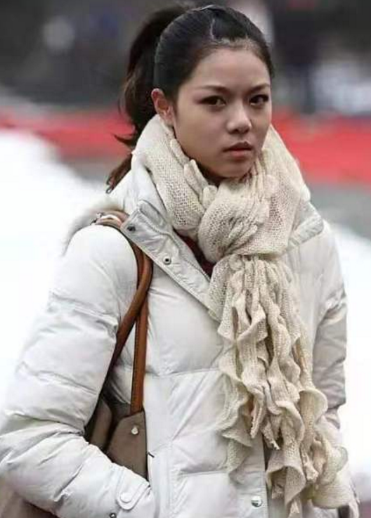 这组照片中钟楚曦穿起一身黄色印花裙后的样子就有如是港风美人的代表