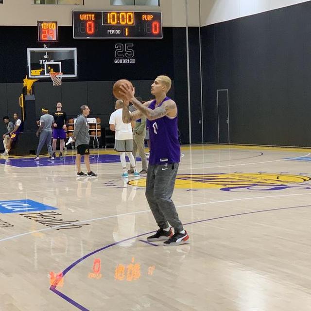 曝库兹马与西蒙斯前女友交往!颜值不输卡戴珊 是NBA球星收割机