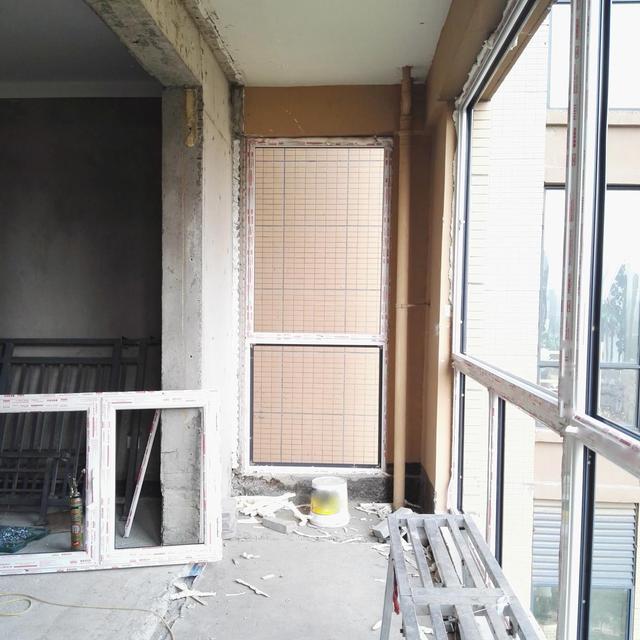 在自家露台装钢结构楼梯通往楼顶,从此楼顶归我家用,谁也上不去