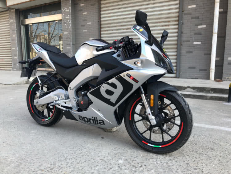 三款150cc的仿赛跑车自重137公斤滑动式离合器性能不输大排量