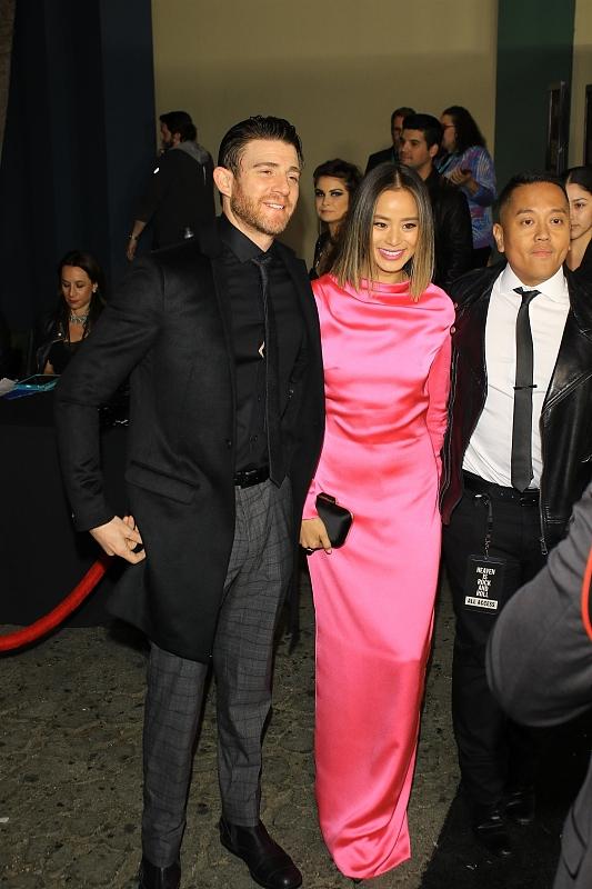 花木兰杰米钟亮相金像奖红毯完美诠释芭比粉礼裙造型抢镜