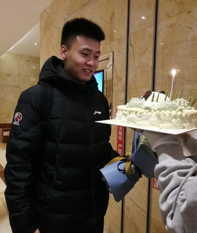 还有热心的球迷,给赵睿送上了生日祝福,这个精心准备的蛋糕就说明了