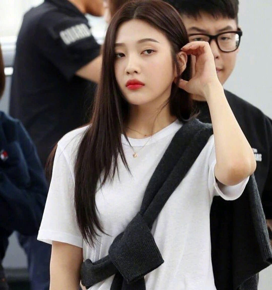 朴秀荣面临复胖危机灰色紧身裙港范十足肚子上赘肉很抢镜