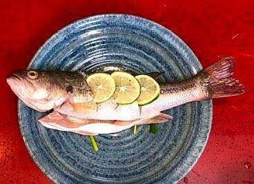 (这一步可不能省,在鱼身上斜切几条就是切花刀,这样再给鱼涂腌料的话