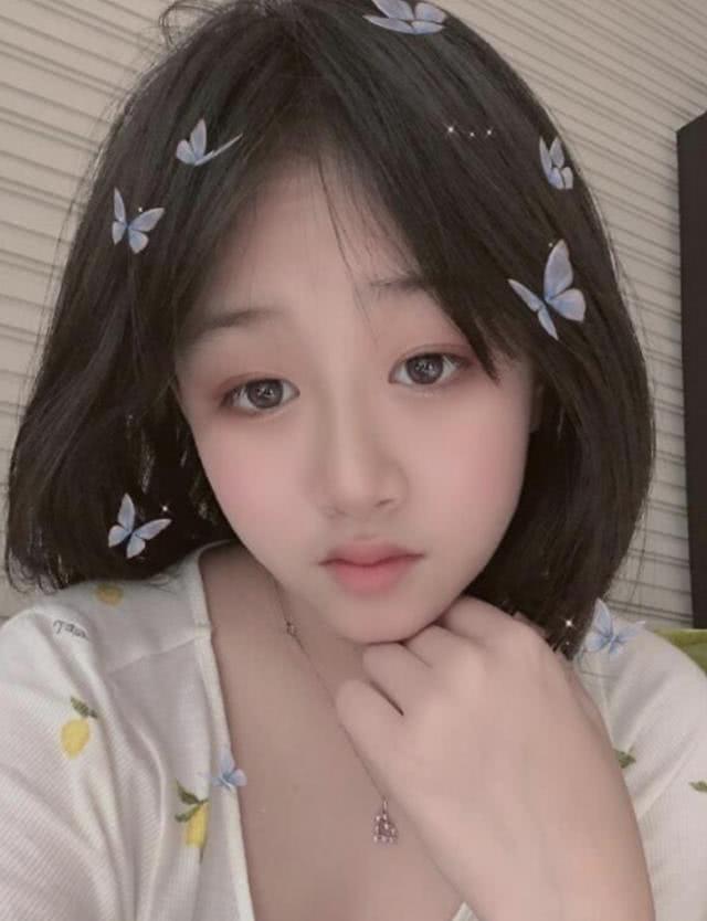 吴启华11岁女儿长相亭亭玉立完美遗传母亲,热衷化妆爱打扮很早熟