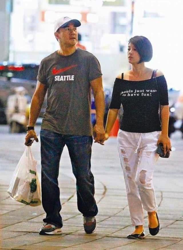 53岁吴大维得偿所愿2020年喜当父亲,妻子怀孕八个月肚子明显隆起