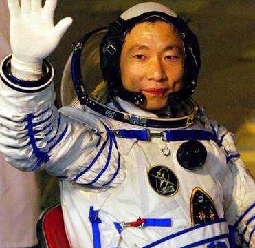 杨利伟上太空时为何随身带枪?不是对付外星人,惨痛教训不能忘|杨利伟|宇航员|外星人_新浪新闻