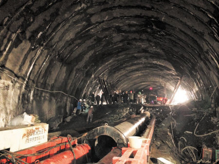 智利圣何塞铜矿曾发生矿难经两个多月的急救33名矿工全部脱险