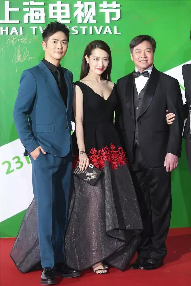 白冰生娃后身材变性感穿半透衫遮不住凹凸感33岁辣妈真不简单