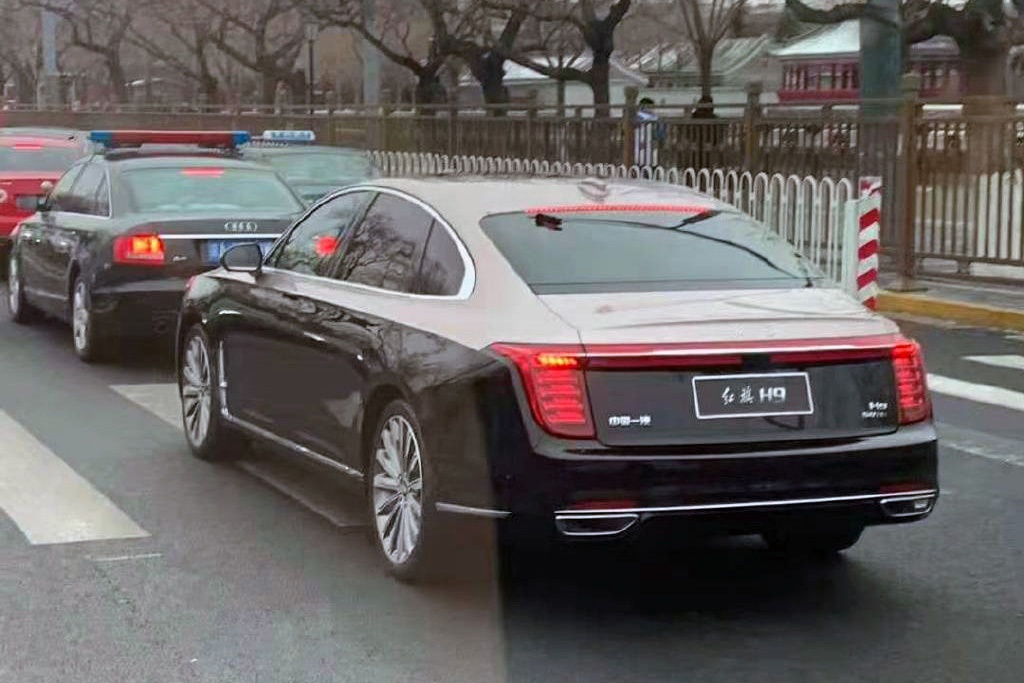 红旗h9实车亮相街头,还有奥迪警车开路,网友:真霸气!