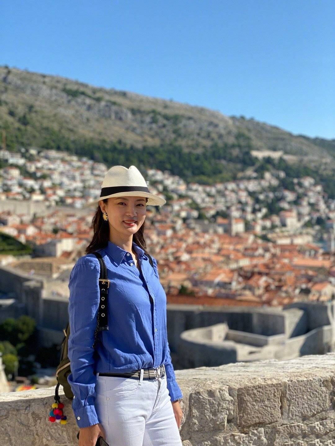 央视主持人刘芳菲现身活动身材发福却依旧年轻42岁模样清秀