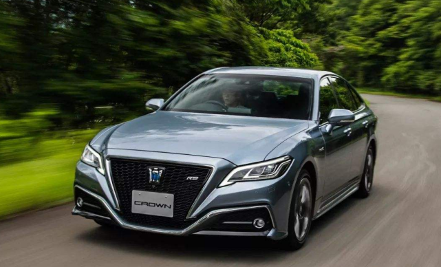 丰田第15代皇冠来袭,比奥迪a6l霸气,有它谁还看帕萨特