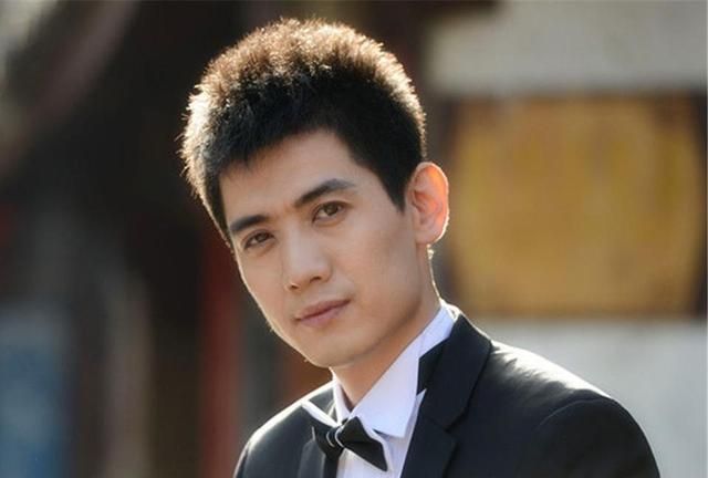 他曾跑龙套多年,33岁终成名,后娶制片人恩爱8年,今45岁成赢家