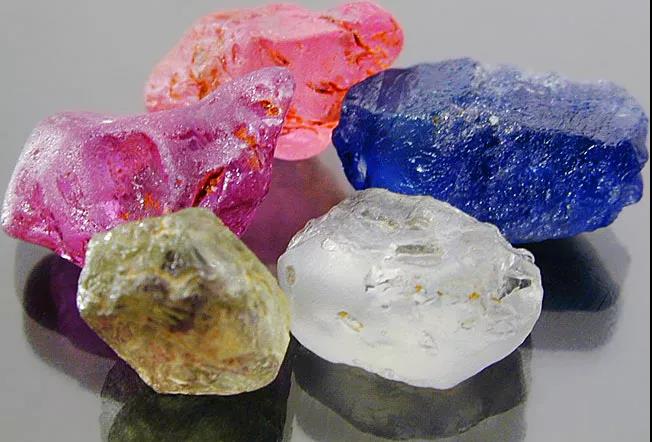 托帕石是气成热液的产物,在世界各地均有产出,最著名的产地是巴西