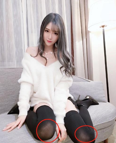 腐团儿晒女友视角照片,过膝袜穿到透光,还暴露有第2个人?