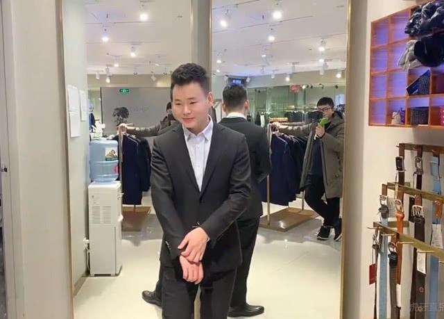 虎牙狂人外出购物,小姐姐背影特迷人,后悔没给他推荐11万的西装