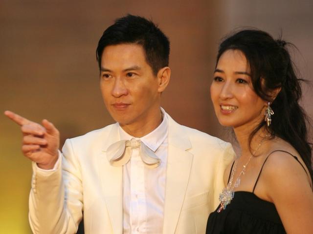 50岁张家辉携全家购物近照,妻子素颜温婉随和,女儿漂亮很像妈