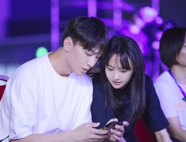 郑爽现身法院起诉前男友张恒 两人同开公司 分手后陷财务纠纷