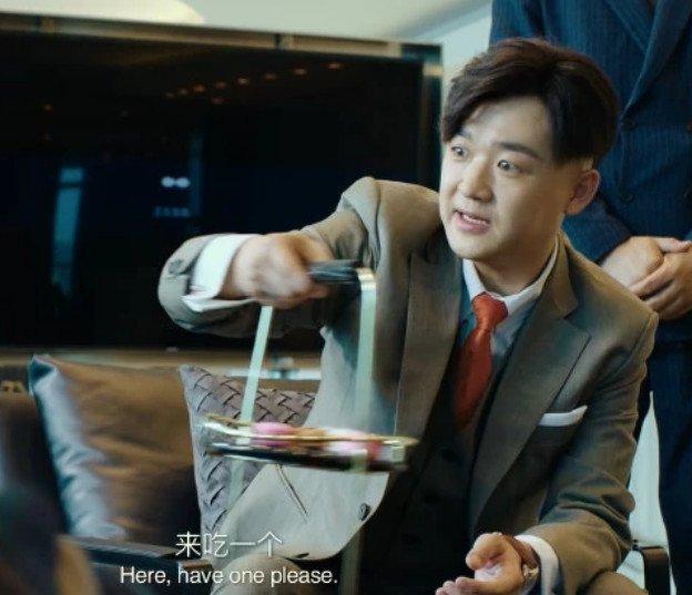 大人物:赵泰给小孩吃马卡龙时,你看赵泰的表情