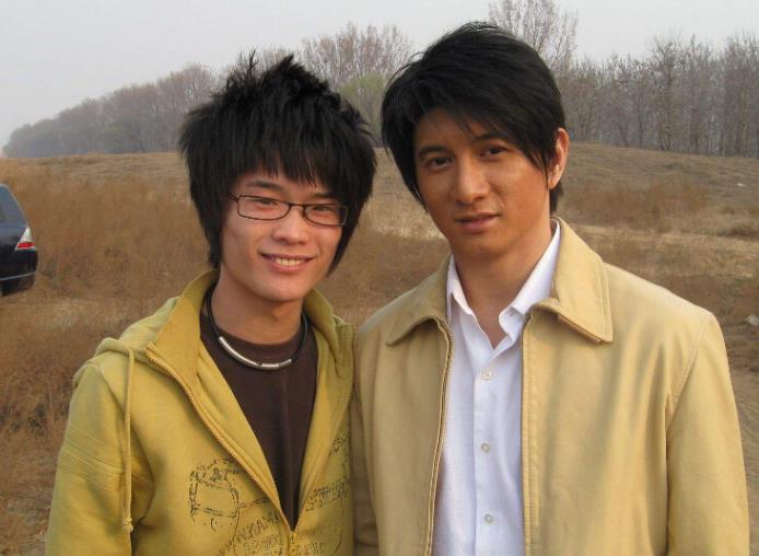 lol小智回葫芦岛拍老房子,粉丝狂找反光点,能看清他长啥样?