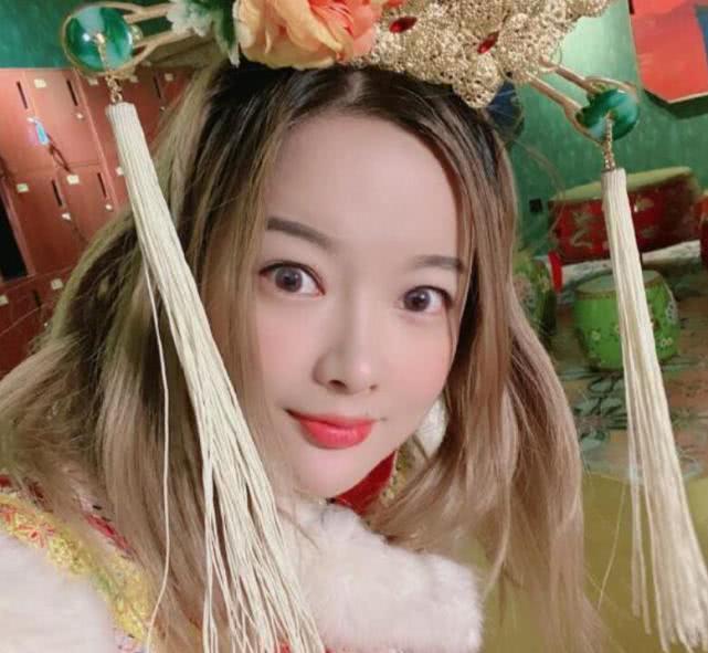 沈灵敏晒最新照片,肚子很大疑似有身孕,难怪pdd说要结婚了