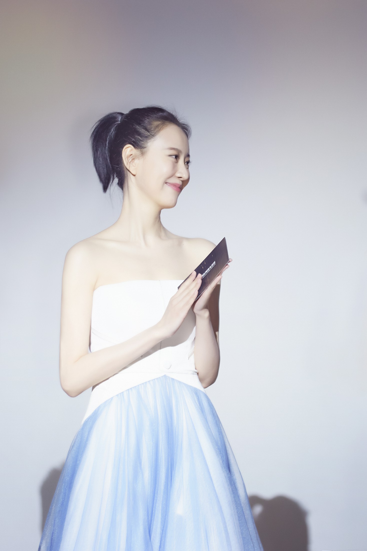 王乐君抹胸纱裙秀锁骨杀变身形象大使共赴电影盛事