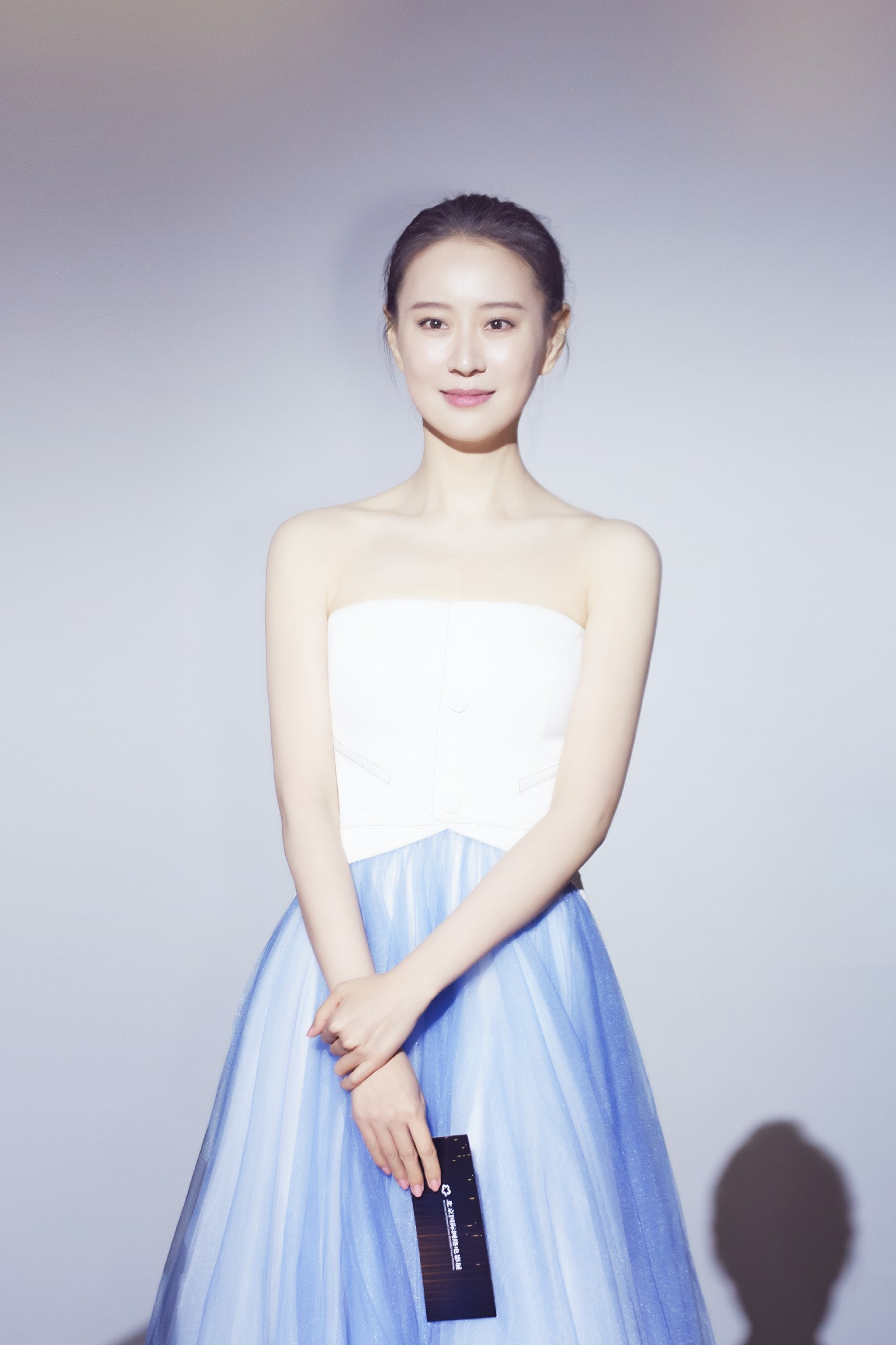 王乐君抹胸纱裙秀锁骨杀变身形象大使共赴电影盛事