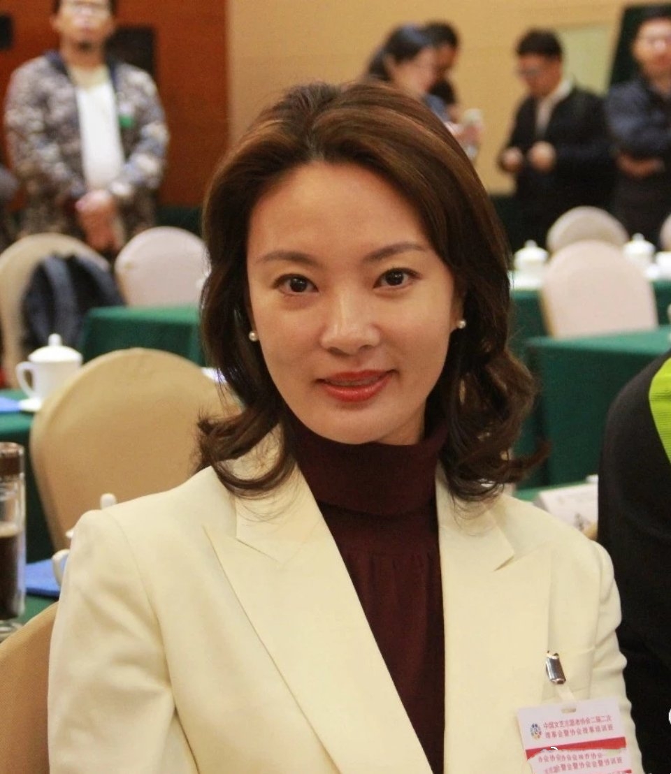 央视主持人刘芳菲现身活动身材发福却依旧年轻42岁模样清秀