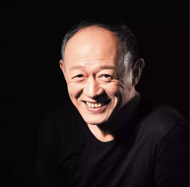 他养猪出身,为200元下跪,后娶小25岁女学生,60岁得子成赢家