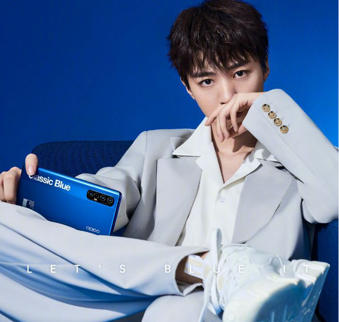 王俊凯手拿reno3 pro经典蓝定制版,"蓝友力"爆棚