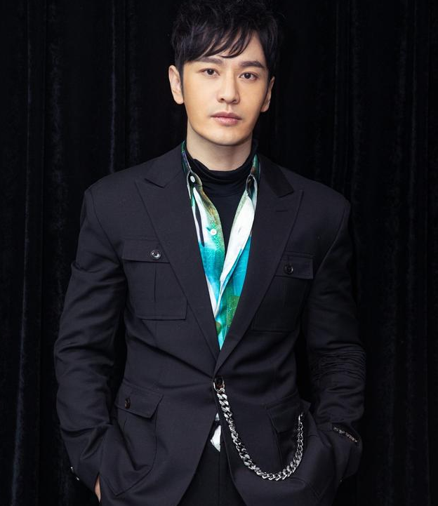 黄晓明换新发型,穿西装配阔腿裤脚搭旅游鞋,42岁又帅出新高度