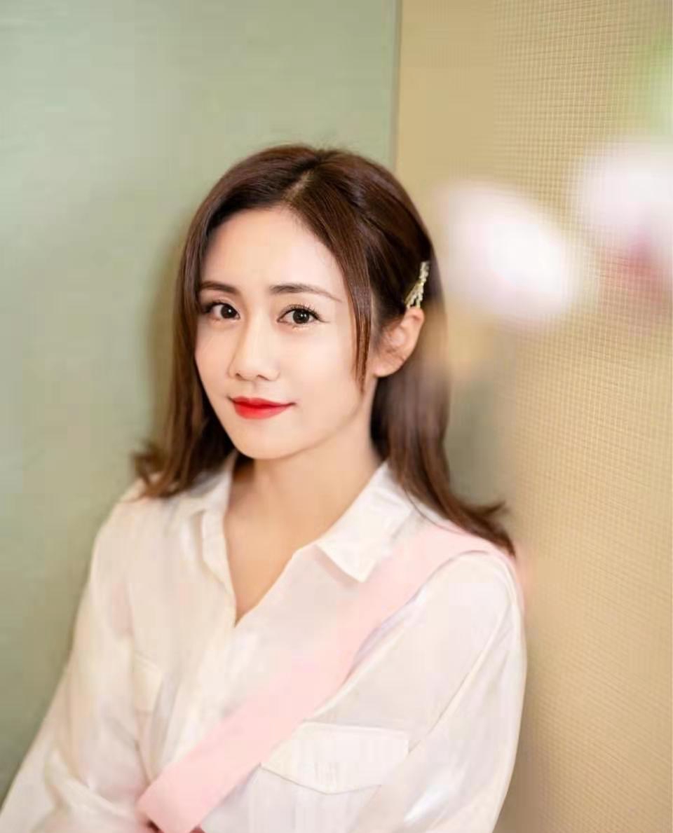 刘芸出席嫣然天使慈善晚宴穿单肩背带粉裙好减龄37岁美回17岁