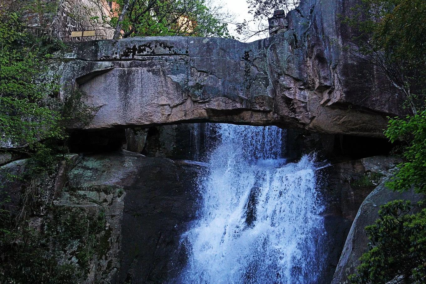 徐霞客曾到访的石梁飞瀑,国内难得一见,还是《少林寺》的取景地