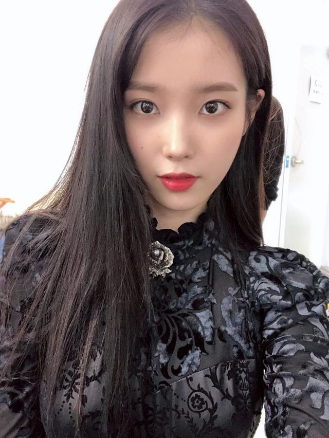 iu李知恩霸气女社长造型太高贵身穿复古宫廷装演绎百变女郎