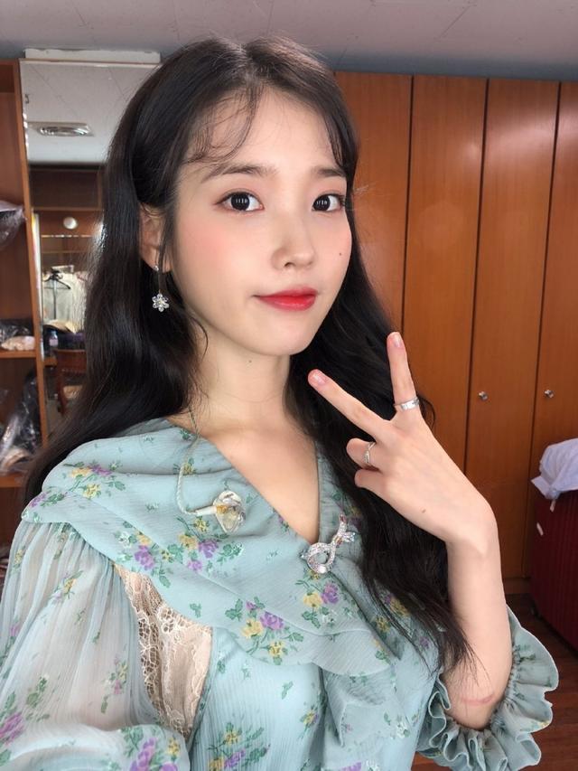 iu李知恩霸气女社长造型太高贵身穿复古宫廷装演绎百变女郎