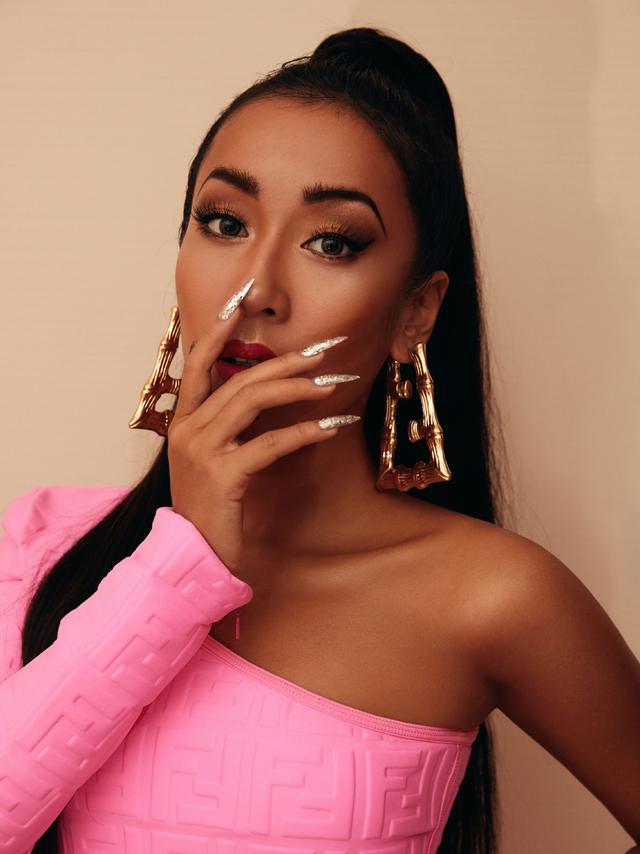 谁说黑皮就和美无关?同穿芭比粉戚薇显老不止10岁,吉克隽逸太美